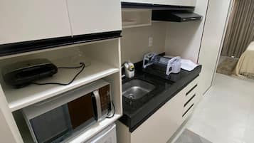 Comfort Studio, Balcony, Pool View | Private kitchen | Mini-fridge, microwave, stovetop, cookware/dishes/utensils