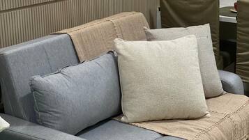 Estúdio conforto, sacada, vista para a piscina | Área de estar | TV de tela plana