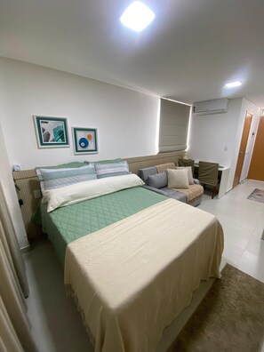 Studio – comfort, balkong, bassengutsikt | Skrivebord for bærbar PC, blendingsgardiner og wi-fi (inkludert)