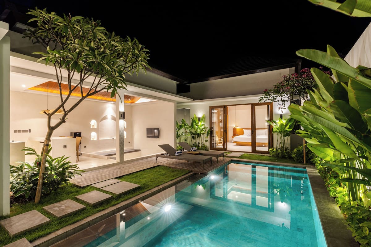 Ein modernes Haus mit Swimmingpool, Sonnenterrasse und hellem Innenraum.