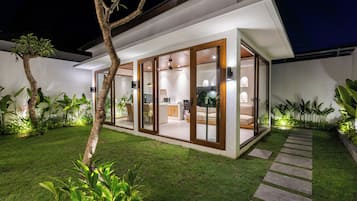 Villa, 1 habitación, en el área del jardín | Área de sala de estar | Televisión de pantalla plana