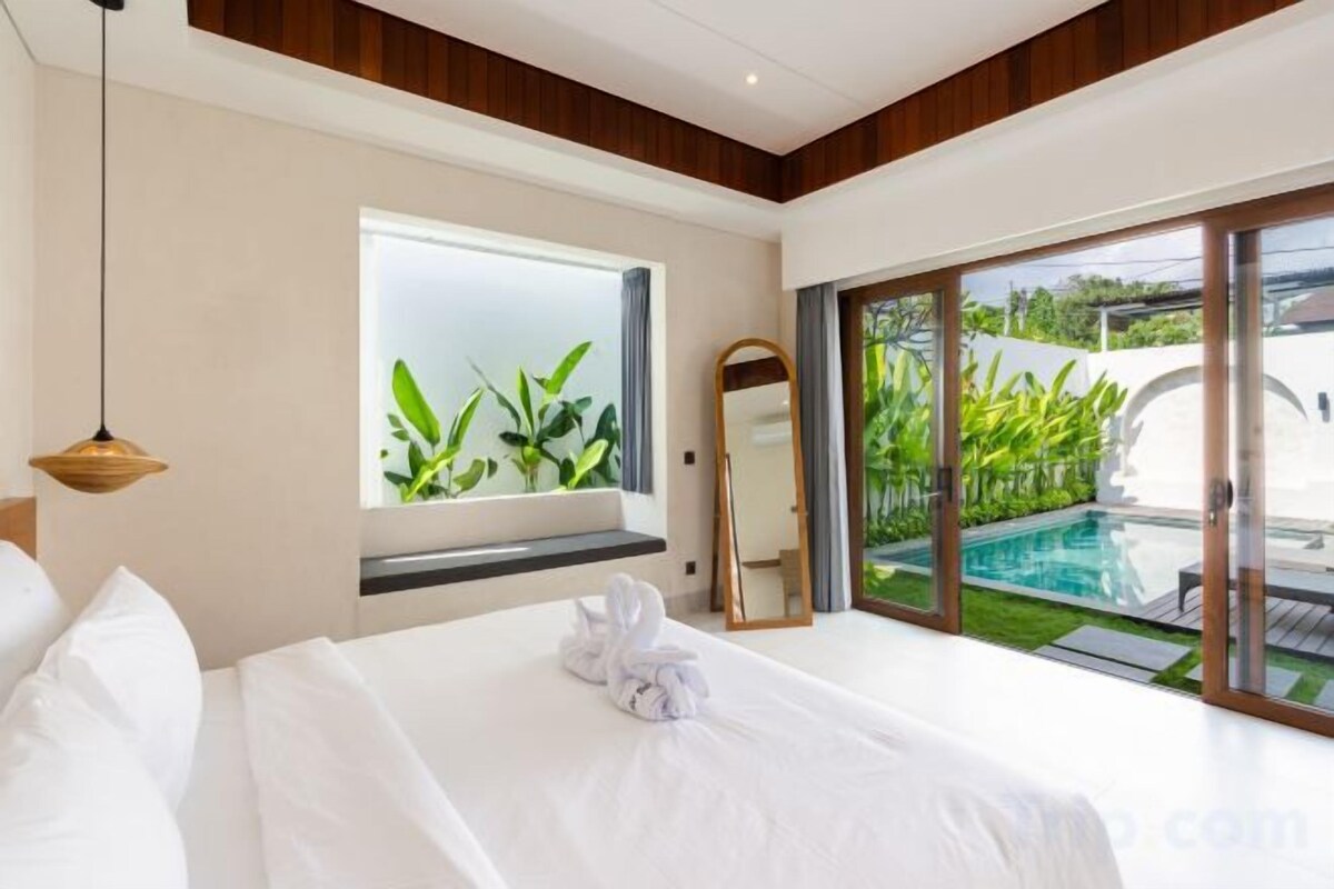 Premium bedding, in-room safe, desk, laptop workspace