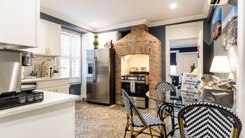 Réfrigérateur, four à micro-ondes, lave-vaisselle, cafetière-théière