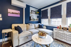 Unclassified image, 5 of 47, button