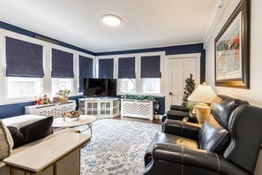 Unclassified image, 3 of 47, button