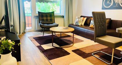 3-Zimmer-Wohnung in der Nähe von Flughafen (70sqm,bis zu 6 Gäste, Garage, WiFi)