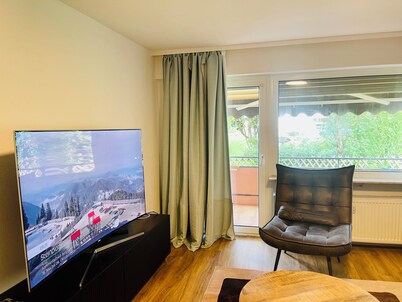 3 Room Apartment close to Airport and Fair( Up to 6 Guests, Garage, WiFi) 