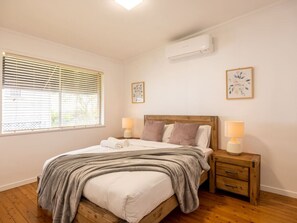 3 bedrooms, iron/ironing board, WiFi, bed sheets