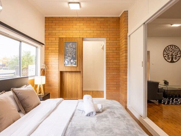 3 bedrooms, iron/ironing board, WiFi, bed sheets