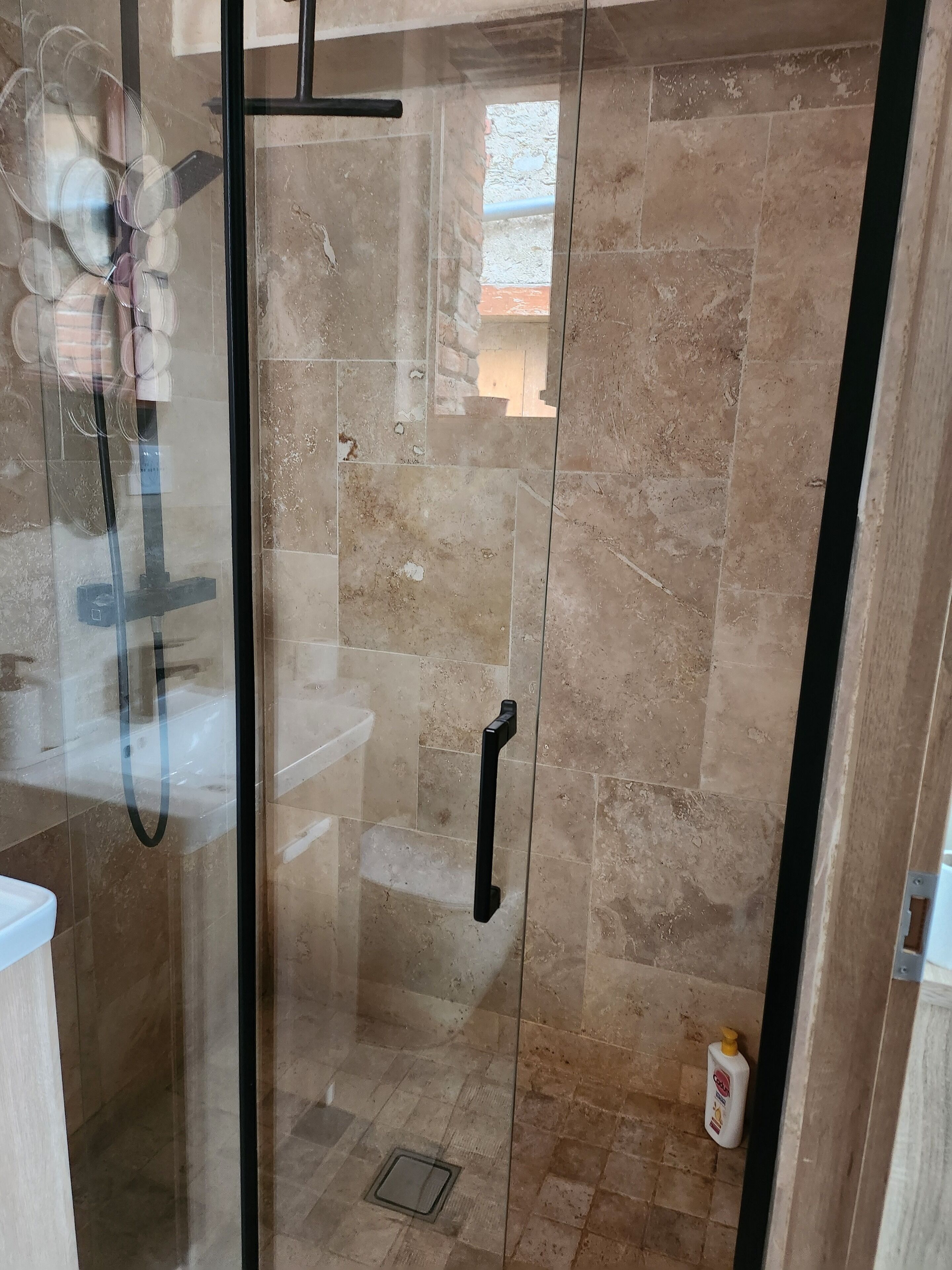 Ducha, secador de pelo, toallas y jabón