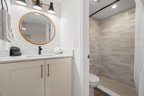 Regadera, secadora de cabello, toallas 