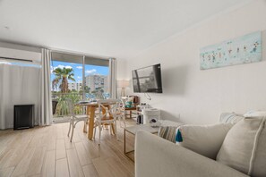 Smart TV - Pet Friendly! Updated Waterfront Condo ~ Pool, Walk to Beach, FREE Activities & Parking ~ 22 Bayside (Clearwater)