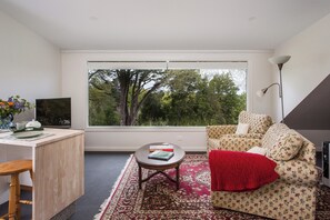 Smart TV, books - Spacious, quiet, private loft studio 7 minutes walk to Exeter village centre (Exeter)