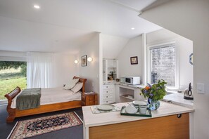 1 chambre, bureau, fer et planche à repasser, accès au Wi-Fi (inclus)