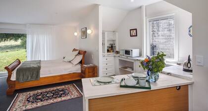 Spacious, quiet, private loft studio 7 minutes walk to Exeter village centre