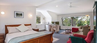 Spacious, quiet, private loft studio 7 minutes walk to Exeter village centre