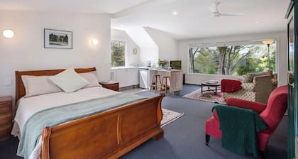 Spacious, quiet, private loft studio 7 minutes walk to Exeter village centre