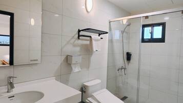 Casa conforto, vista para o pátio, de frente para o oceano | Banheiro | Banheira e chuveiro separados, secador de cabelo, toalhas de banho
