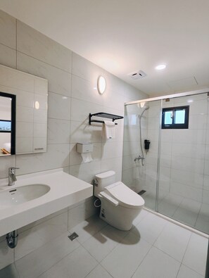 Maison Confort, vue cour intérieure, en front de mer | Salle de bain | Baignoire et douche séparées, sèche-cheveux, serviettes fournies