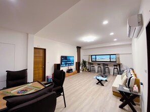 Hus Comfort - utsikt mot innergården - vid havet | Vardagsrum | 50-tums smart-tv med digitalkanaler, Netflix och streamingtjänster