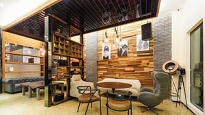 Un interior moderno con una pared de madera, una mesa redonda y un sofá.