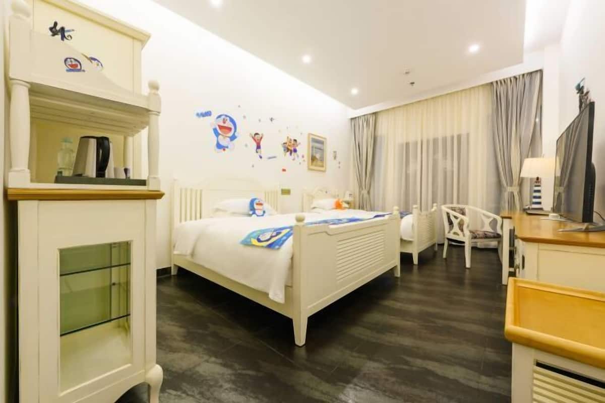 Une chambre d’hôtel comprenant un lit, un bureau, une chaise, une armoire et un miroir.