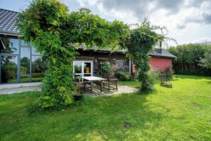 Outdoor dining - Holiday Apartment 'Ferienhaus Usedom Achterland' with Lake View, Private Terrace and Wi-Fi (Dewichow)