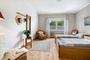 1 slaapkamer, een strijkplank/strijkijzer, gratis wifi, beddengoed