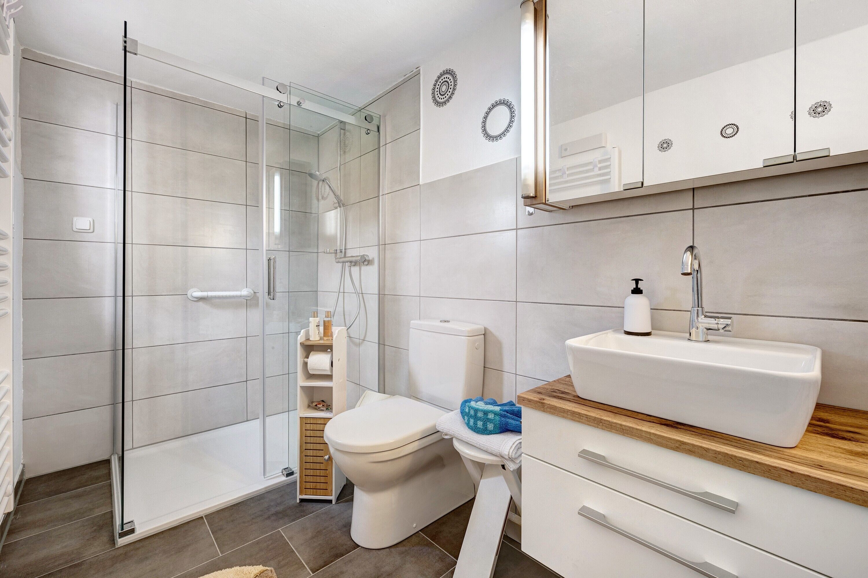 Shower, hair dryer, towels