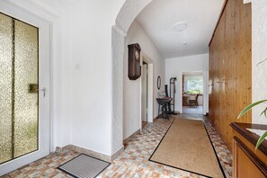 Interior - Apartment 'Am Weserradweg' with Shared Terrace, Private Garden and Wi-Fi (Porta Westfalica)