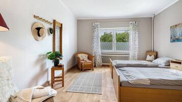 1 habitación, tabla de planchar con plancha, wifi gratis y ropa de cama