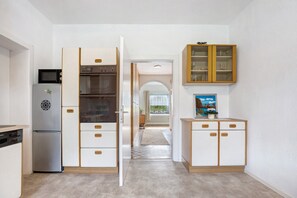 Fridge, microwave, oven, stovetop - Apartment 'Am Weserradweg' with Shared Terrace, Private Garden and Wi-Fi (Porta Westfalica)