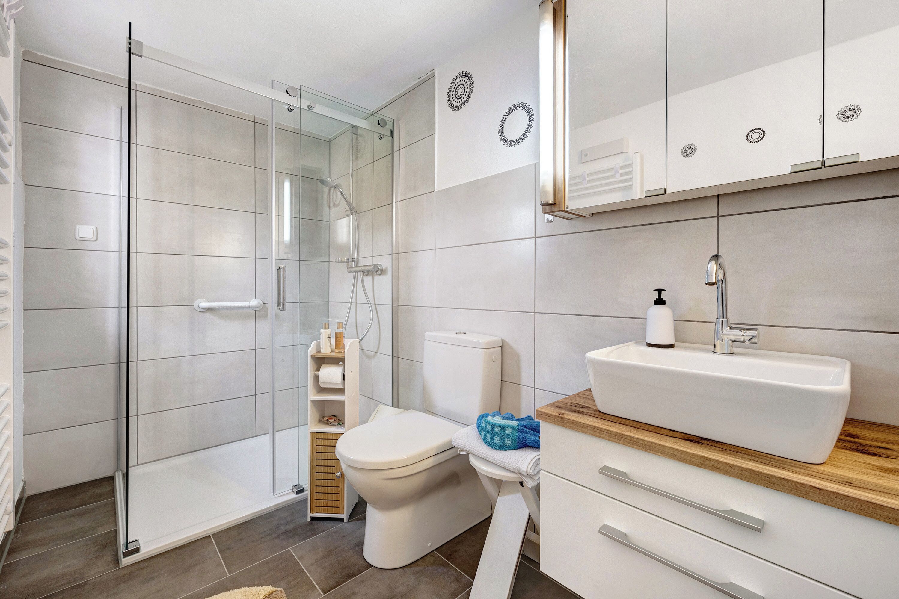 Dusche, Haartrockner, Handtücher