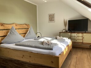 4 bedrooms, iron/ironing board, free WiFi, bed sheets - Holiday Apartment 'Kamineiche' with Private Garden and Wi-Fi (Hofgeismar)