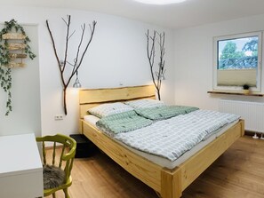 3 slaapkamers, een strijkplank/strijkijzer, gratis wifi, beddengoed