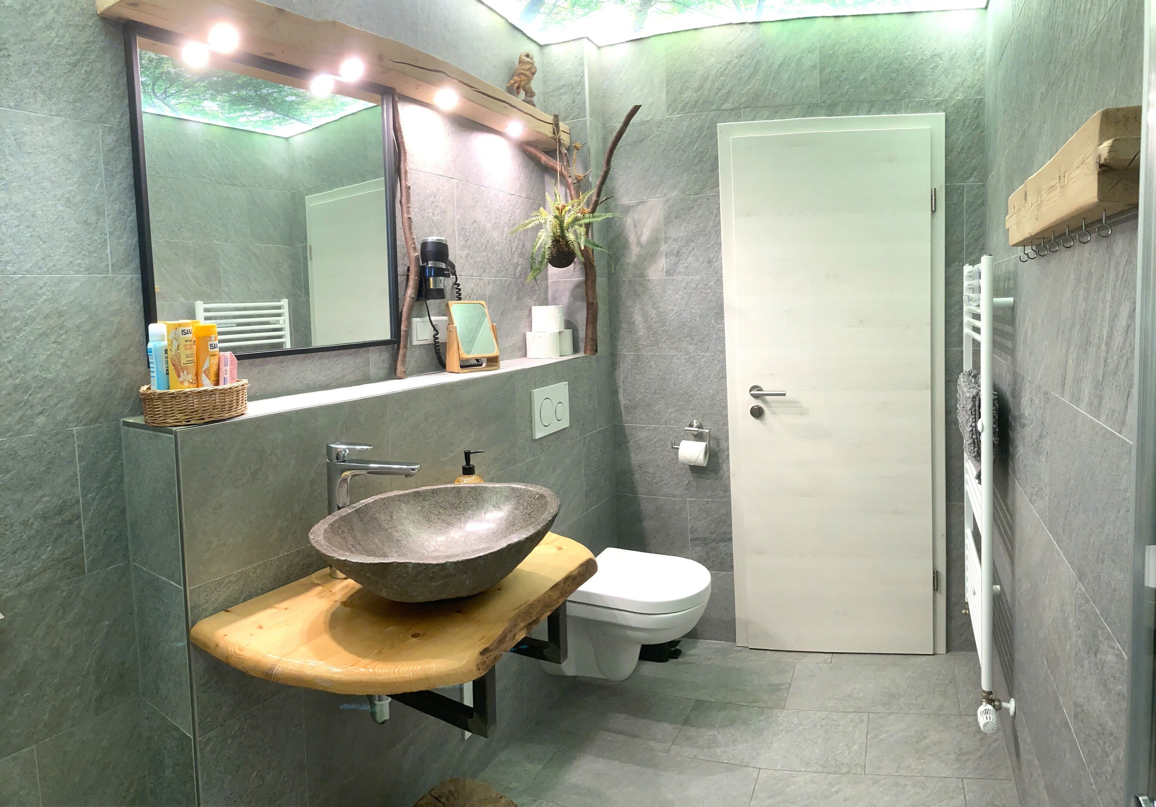 Dusche, kostenlose Toilettenartikel, Haartrockner, Handtücher