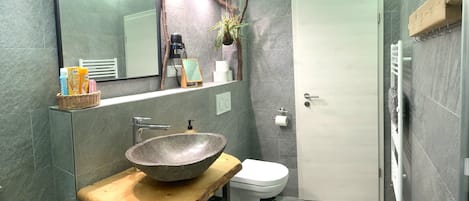 Shower, free toiletries, hair dryer, towels