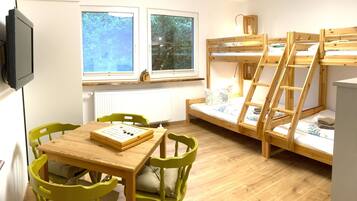 3 makuuhuonetta, työpöytä, silitysrauta/-lauta, ilmainen Wi-Fi