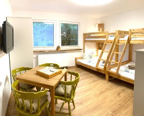 3 bedrooms, desk, iron/ironing board, free WiFi