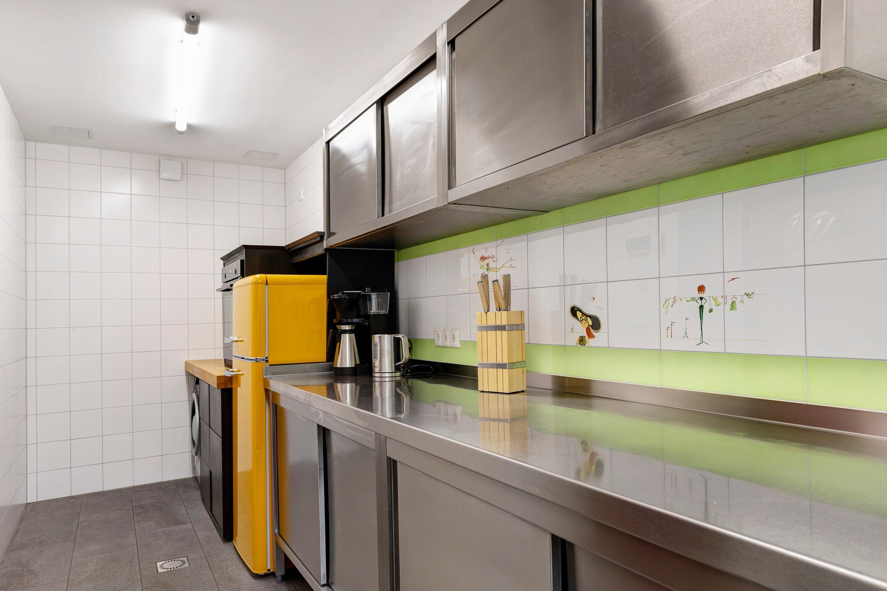 Kylskåp, ugn, spishäll och diskmaskin