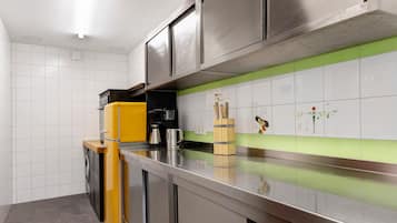 Kylskåp, ugn, spishäll och diskmaskin