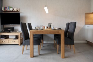 Dining - Apartment 'Am Südstrand' with Private Terrace, Shared Garden and Wi-Fi (Wyk auf Föhr)