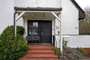 Exterior detail - Apartment 'Am Südstrand' with Private Terrace, Shared Garden and Wi-Fi (Wyk auf Föhr)