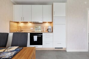 Fridge, oven, stovetop, dishwasher - Apartment 'Am Südstrand' with Private Terrace, Shared Garden and Wi-Fi (Wyk auf Föhr)