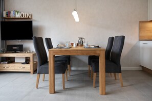 Dining - Apartment 'Am Südstrand' with Private Terrace, Shared Garden and Wi-Fi (Wyk auf Föhr)