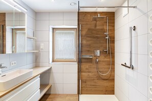 Shower, hair dryer, towels - Holiday Apartment "Pfeffer" with Mountain View and Wi-Fi (Leogang)