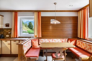 Dining - Holiday Apartment "Pfeffer" with Mountain View and Wi-Fi (Leogang)