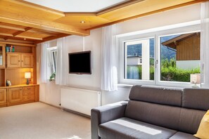 TV, fireplace - Holiday Apartment "Pfeffer" with Mountain View and Wi-Fi (Leogang)