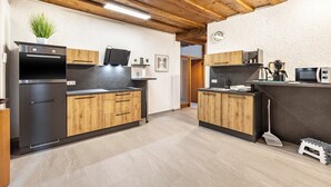 Kaffetrakter/tekoker, kjøleskap, mikrobølgeovn og ovn