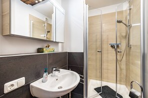 Regadera, secadora de cabello, toallas 